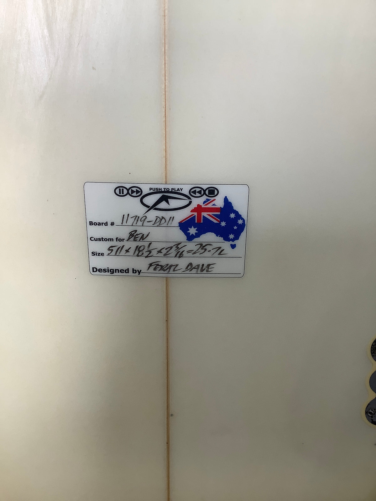 Diverse surfboard dimensions label