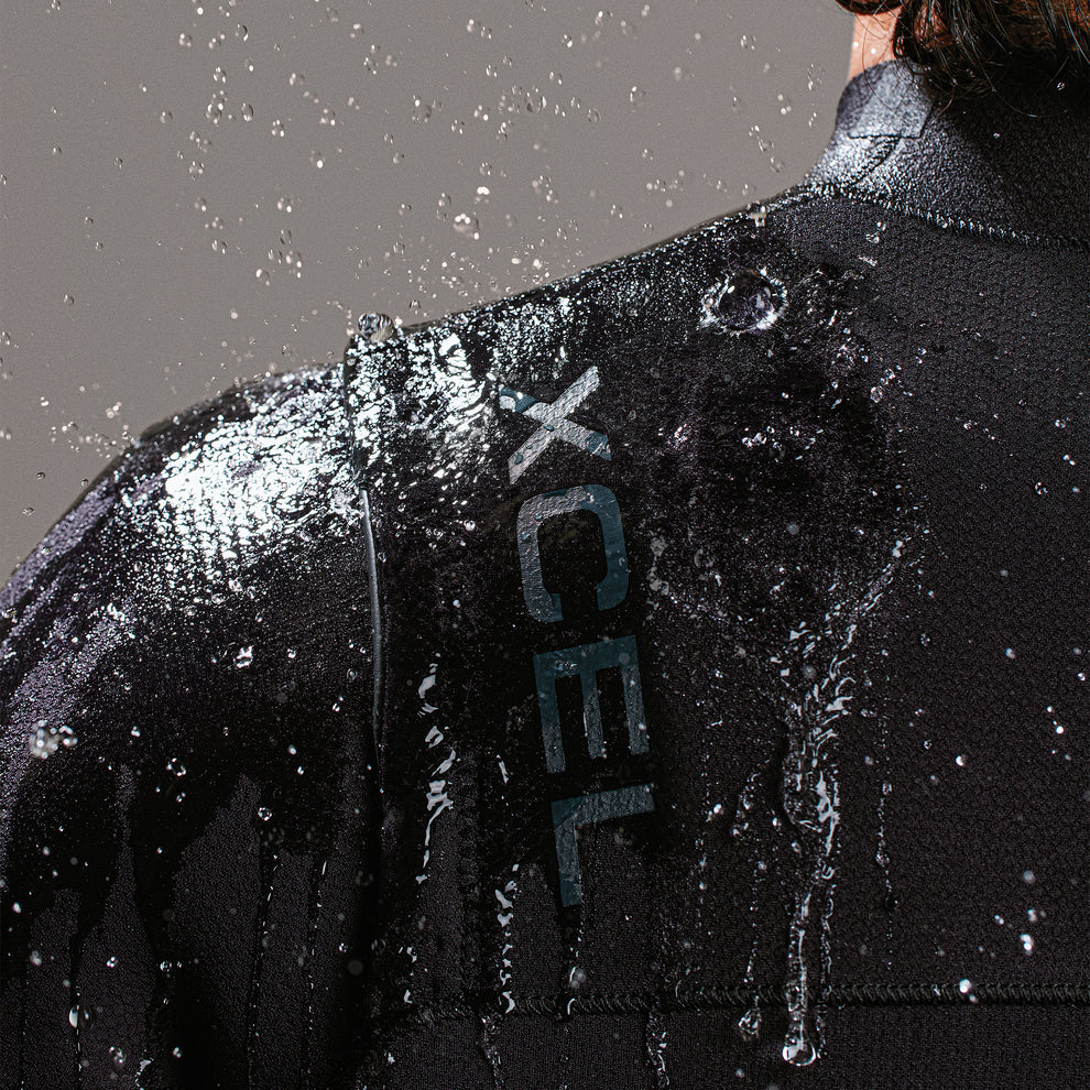 Wet logo detail on Xcel Men’s Comp 3/2mm Chest Zip Steamer Wetsuit in black shed nine